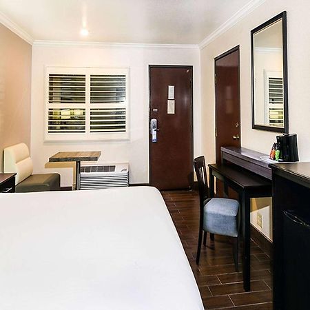 Travelodge By Wyndham Commerce Los Angeles Area Esterno foto