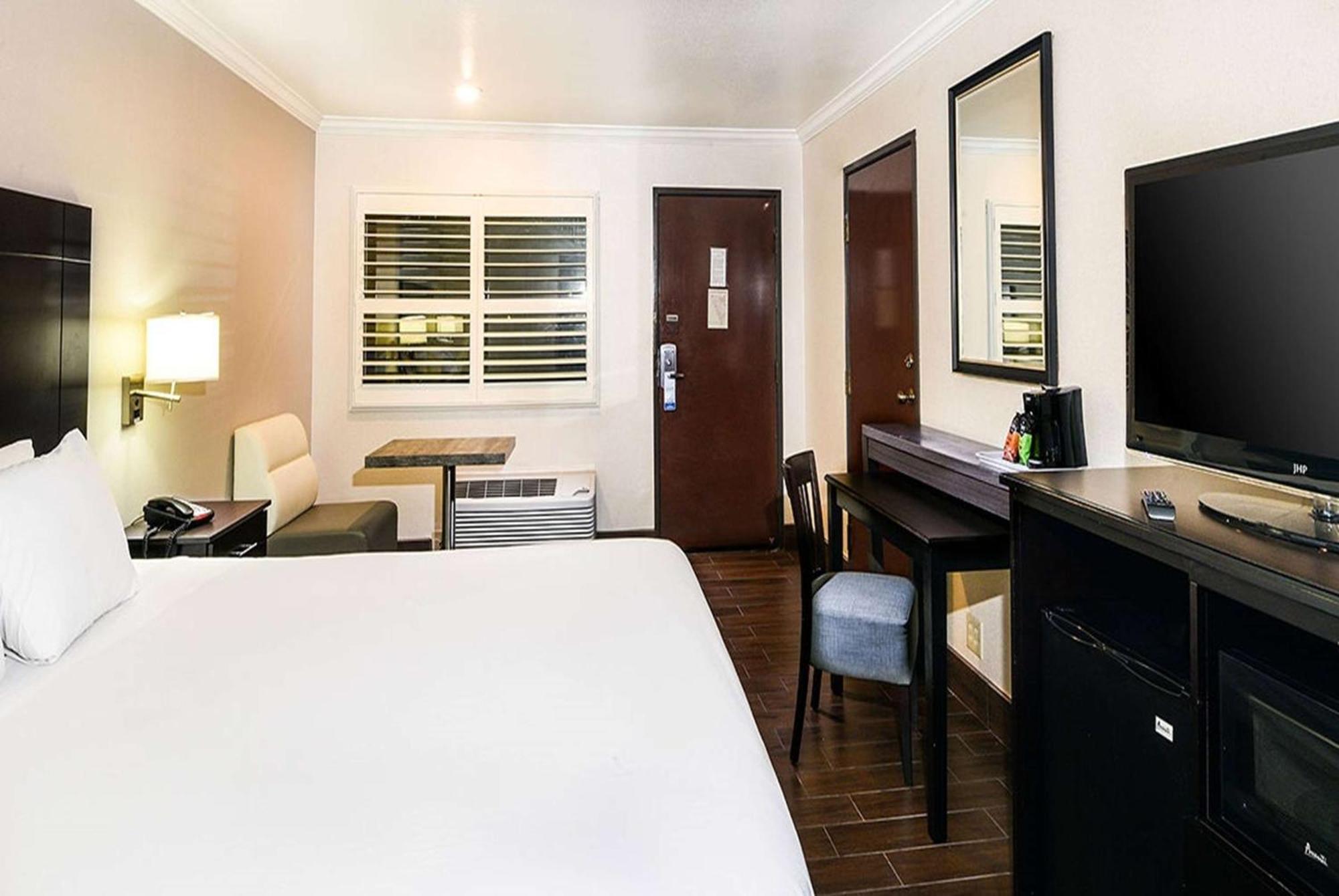 Travelodge By Wyndham Commerce Los Angeles Area Esterno foto