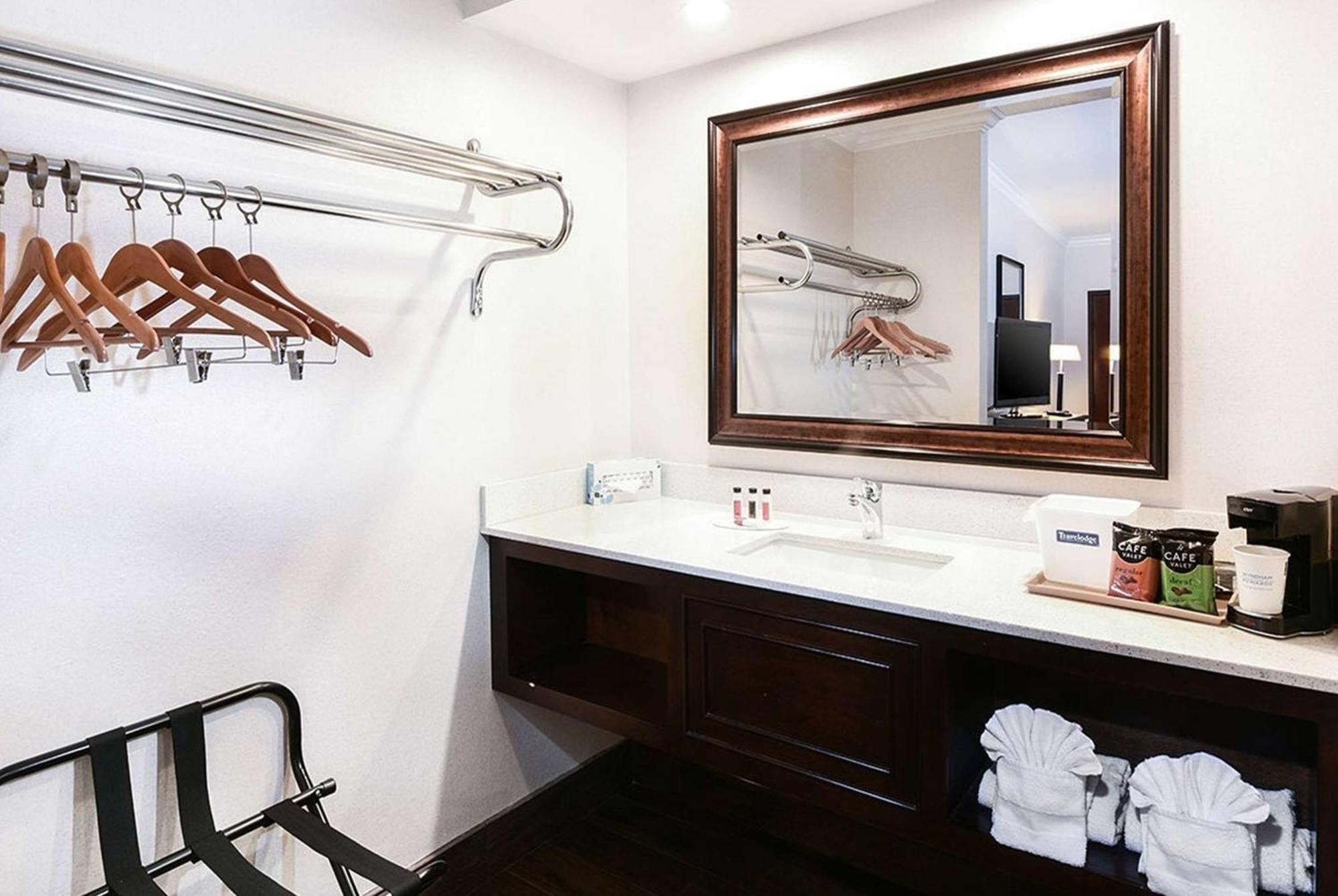 Travelodge By Wyndham Commerce Los Angeles Area Esterno foto